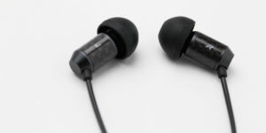 カナル型イヤホン