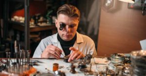 腕時計用の工具とメンテナンスや修理に関する注意点を解説