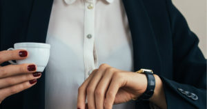 腕時計の革ベルトの魅力と夏でも革ベルトを楽しむ方法の解説