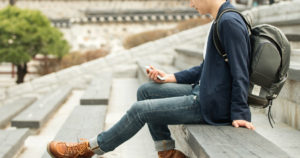 スマホポーチとはなにか メリットとスマホポーチの選び方を解説