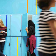 腕時計を愛用する高校生の流行デザインとモデルの魅力を解説