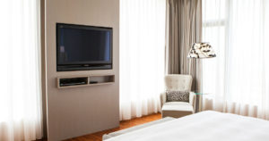 寝室に適したテレビの置き方とは 寝室におすすめな32型テレビ