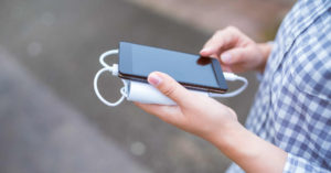 スマホの充電器で100均で購入できる製品の種類と注意点の解説