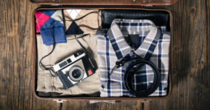 カメラの持ち運びに便利な女子向けのカメラバックとストラップを解説