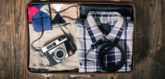 カメラの持ち運びに便利な女子向けのカメラバックとストラップを解説