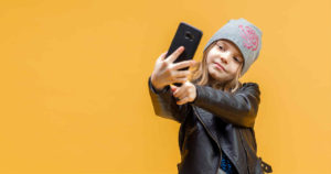 スマホスタンドの利点とディズニーキャラクターのデザインで人気の品