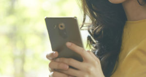 スマホにネックストラップが便利な理由 おすすめのブランド品を解説