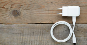 スマホの充電器を綺麗に収納する利点と収納方法の種類 おすすめの品