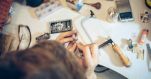 スマホケースをレジンでハンドメイドする方法とレジンの扱い方を解説