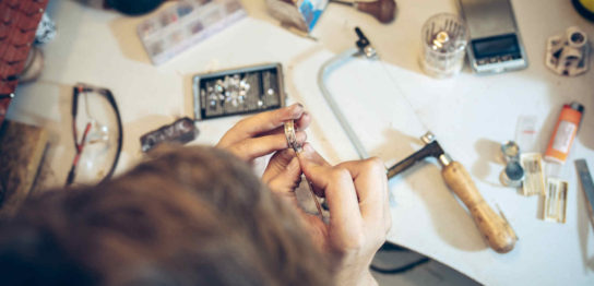 スマホケースをレジンでハンドメイドする方法とレジンの扱い方を解説