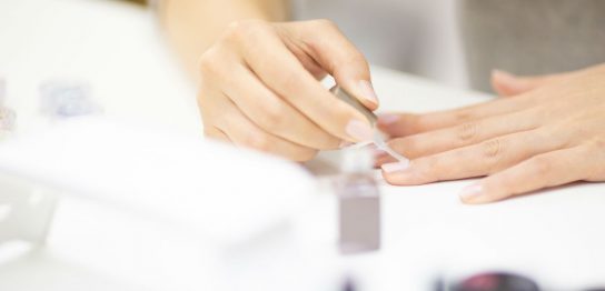 ネイルグルーってなに？ ネイルグルーの特徴とメリット おすすめ商品などを紹介