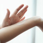 保湿クリームって何？選ぶ際のポイントと肌質別のおすすめ商品１２選