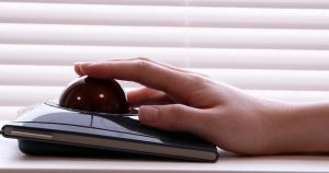 トラックボールマウスとは？魅力とデメリット 選び方を解説