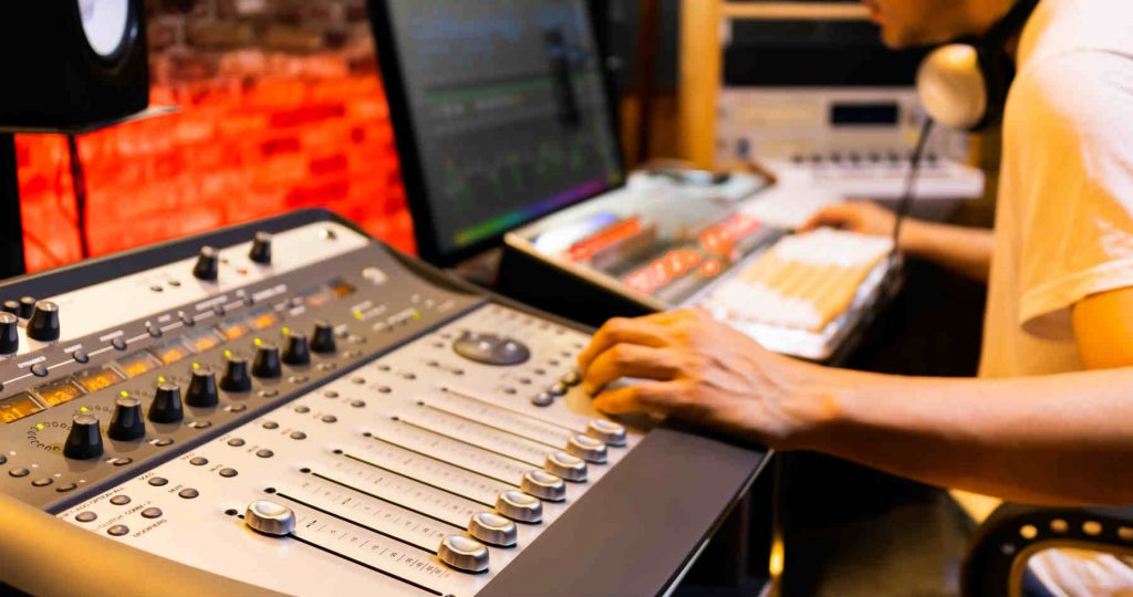 プロ仕様の音を モニターイヤホンってなに 魅力とおすすめ Dorekau ドレカウ