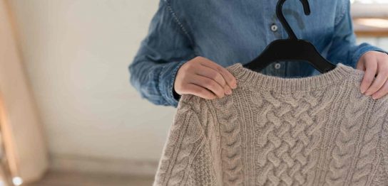 寒いシーズンの必需品！ニット製品を長く使うための干し方を解説