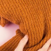 ニットに穴が開いた時の対処方法は？補修方法とポイントを解説