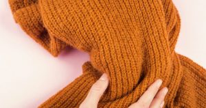 ニットに穴が開いた時の対処方法は？補修方法とポイントを解説