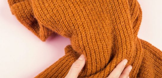 ニットに穴が開いた時の対処方法は？補修方法とポイントを解説