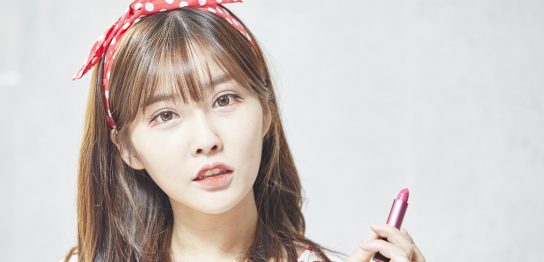 ヘアバンドをつけている女性