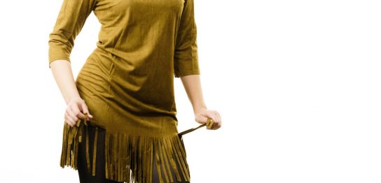 カーキ色と合う色は？おすすめのカーキ色トップス・ボトムスの品６選