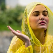 レインポンチョの種類や機能性を解説 男女別おすすめ品も紹介