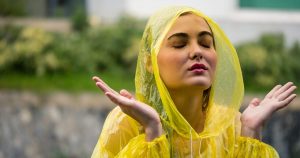 レインポンチョの種類や機能性を解説 男女別おすすめ品も紹介