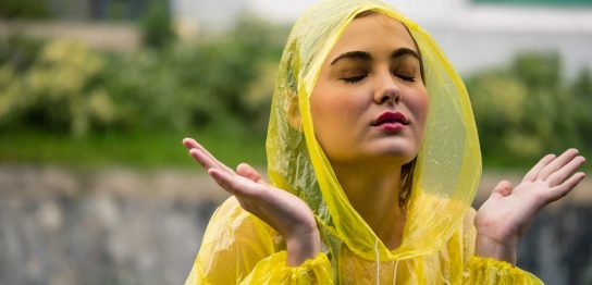 レインポンチョの種類や機能性を解説 男女別おすすめ品も紹介