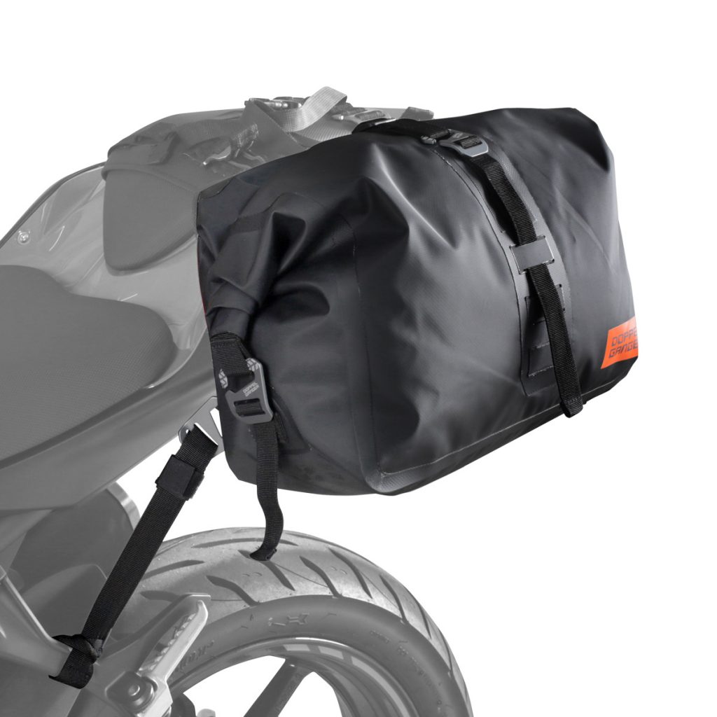 スイングアームもバッグも片持ちが美しい。 タンデム可能なバイク専用「防水シングルサイドバッグ」発売。 | dorekau ドレカウ