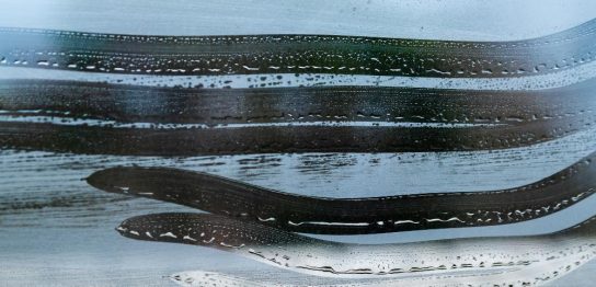 窓に結露ができる原因と防止対策 おすすめの結露防止グッズを解説