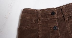 コーデュロイ素材のロングスカートって何？選び方とおすすめ品を解説