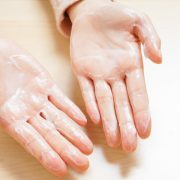 子供が乾燥肌になる原因と対策 保湿アイテムを選ぶポイントを解説
