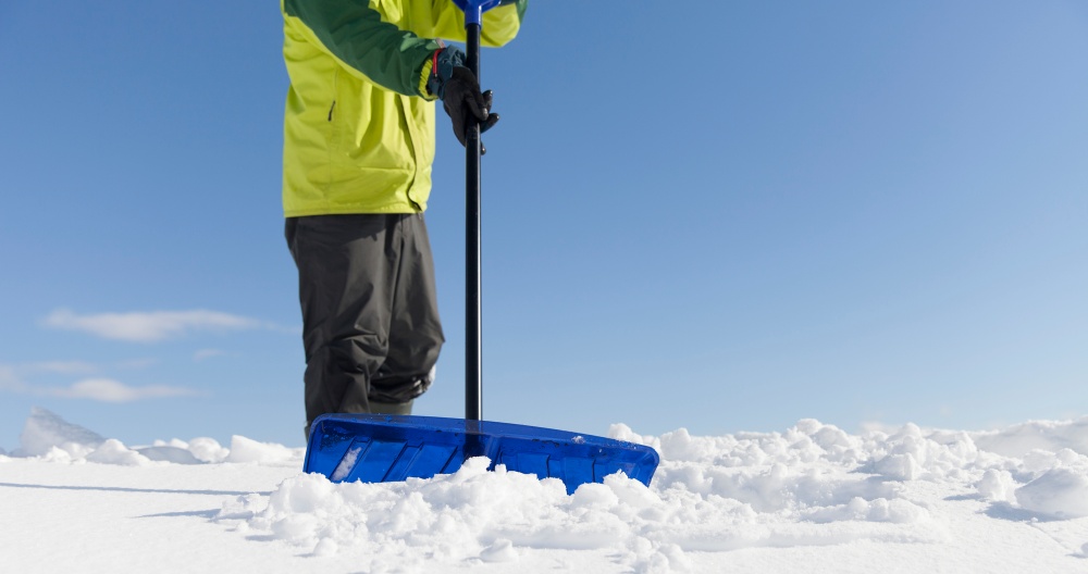 雪かきの必要性と雪かき用の道具の種類 雪かきの注意点とおすすめ品