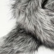 フェイクファーのマフラーの魅力を紹介 選び方やリアルファーとの違いも解説