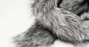 フェイクファーのマフラーの魅力を紹介 選び方やリアルファーとの違いも解説