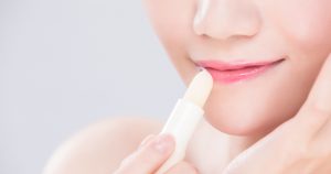 寒い季節に必ず訪れる唇乾燥の対策方法とおすすめアイテムを紹介！