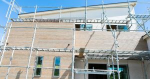 外壁塗装の際に使う足場の相場価格は？値段がばらつく理由と注意点