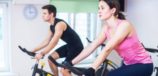 スピンバイクの魅力や選ぶ際のポイントを解説 エアロビバイクとの違いやおすすめ商品も紹介