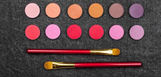 素肌を美しく見せるメイクって？カラーレスチークの魅力とおすすめ品