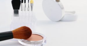 大人っぽく落ち着いた化粧って？セミマット肌とはなにかとおすすめ品