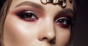 ラメでキラキラ！グリッターメイクとは何か 魅力とおすすめ品を解説