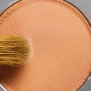 秋に人気のメイクって？テラコッタメイクの魅力とおすすめ品を解説