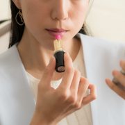 メイク直しって必要？ メイク直しの具体的な方法やおすすめ商品を紹介