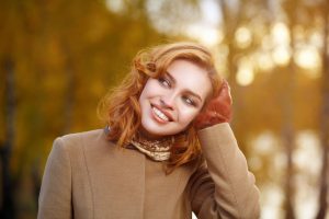 イエベ秋の特徴や似合うポイントメイクカラーを解説 種類別におすすめ商品も紹介