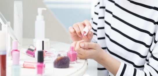 宇宙ネイルとは何か 宇宙ネイルに必要な物やおすすめのネイル商品を紹介