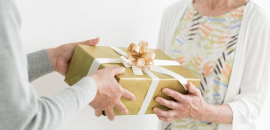 50代のお母さんへの誕生日プレゼントの選び方とおすすめのプレゼントを紹介