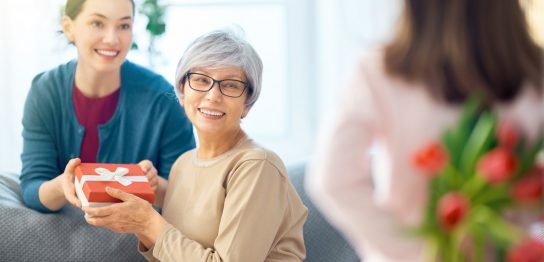 60代女性に渡すプレゼントには何がおすすめ？ 選び方やおすすめ商品を紹介