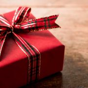 クリスマスプレゼントの相場って？選び方と相手別のおすすめ品を解説