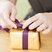 就職祝いを女性に贈る際のポイントは？選び方とおすすめ品を解説