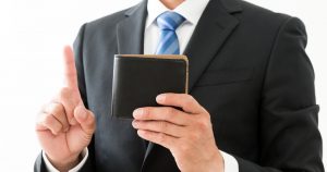 社会人向けの財布選びとは？二つ折り・長財布別におすすめ品を紹介