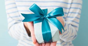 男性にプレンゼントを贈るには？選び方のポイントとおすすめ品を解説